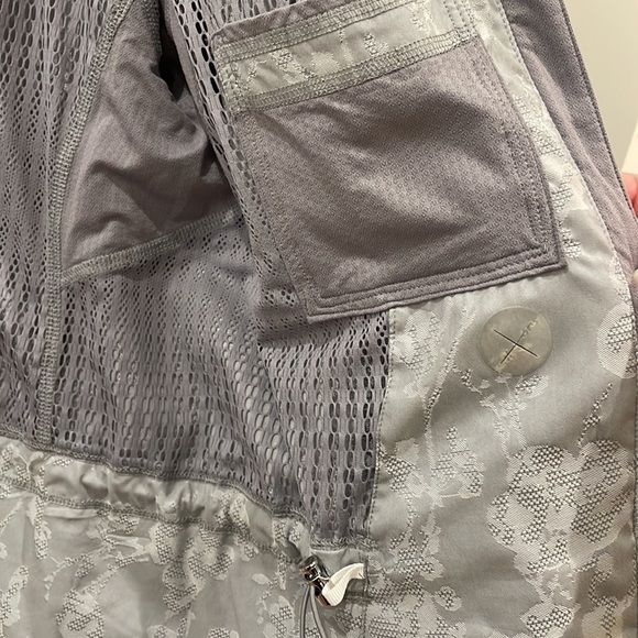 Lululemon Travel to Track Jacket Gray—Excellent Condition! Pockets-Lightweight-4 - Picture 12 of 13